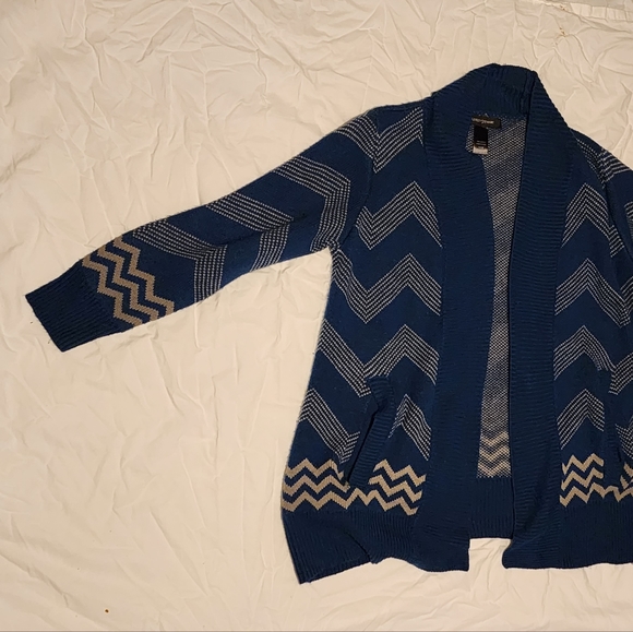 Sweater - Picture 4 of 4